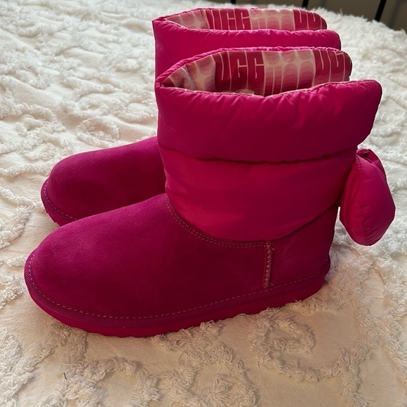 NWT K Bailey Bow Maxi Fashion boot. Pink pink with Ugg Print. Children’s size 4. - Picture 1 of 8